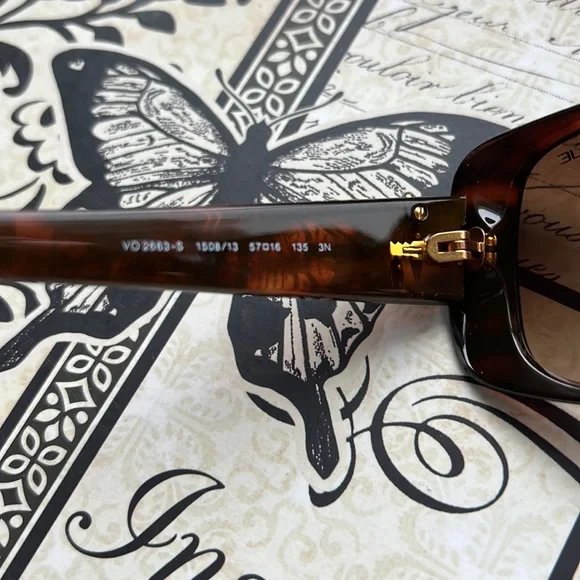 Vogue sunglasses and case no scratches - Picture 3 of 7